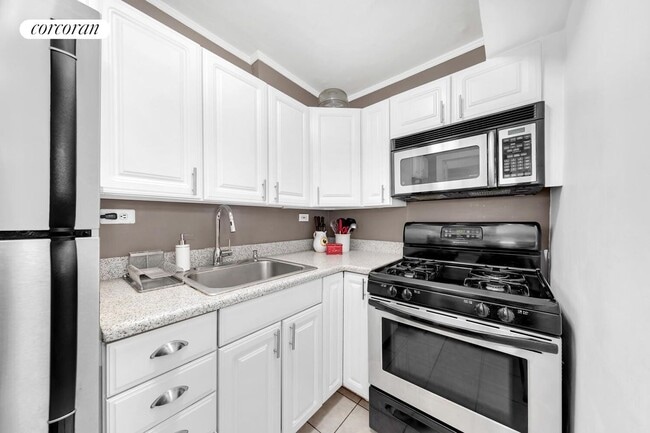 Building Photo - 240 E 55th St