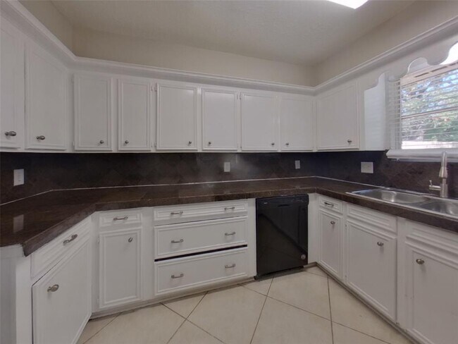 Foto del edificio - 8106 Shady Grove Dr