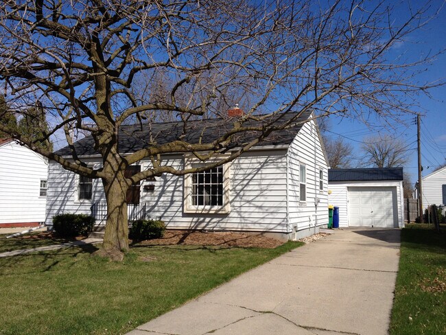 Building Photo - 1619 14th Ave