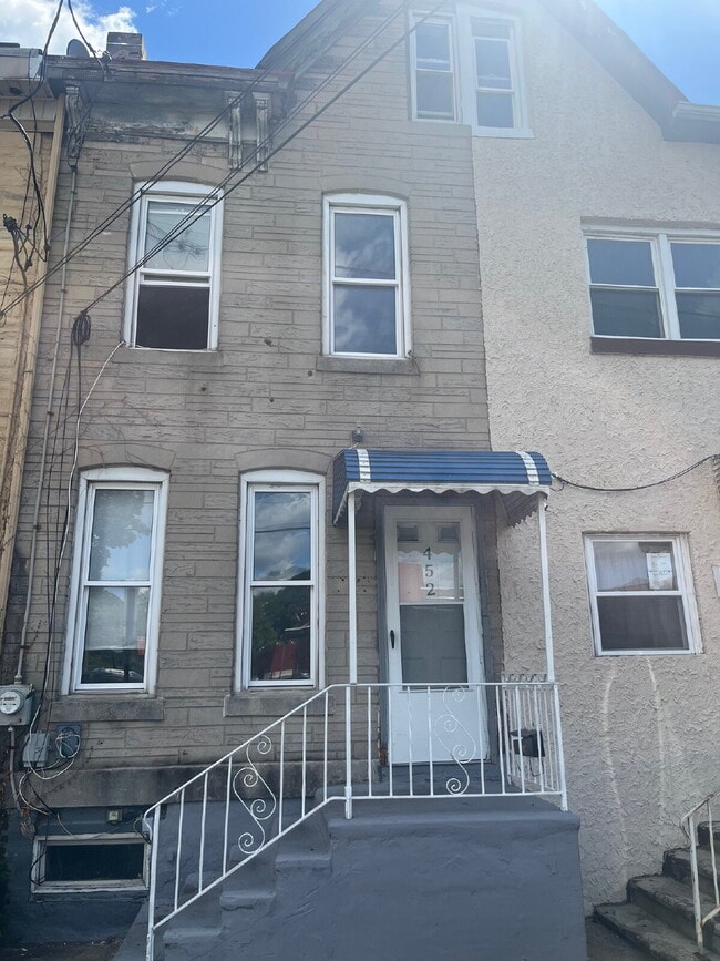 Building Photo - 452 Klagg Ave