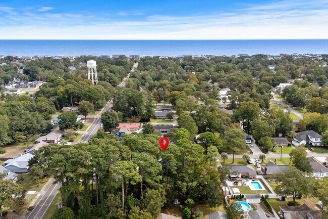 Foto del edificio - End unit of a Triplex within walking dista...