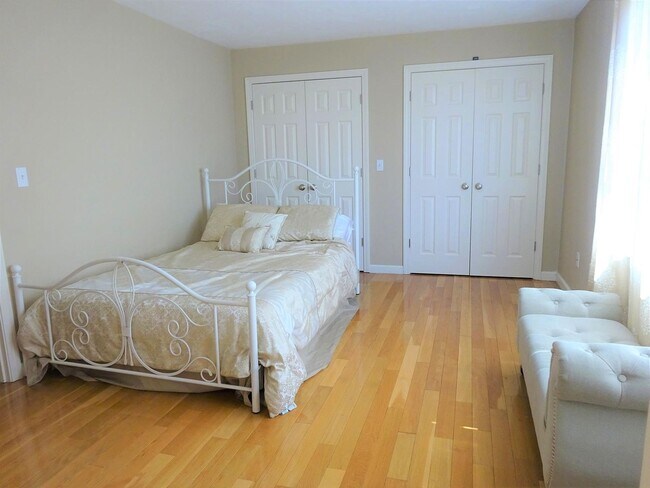 Habitación de invitados con armarios dobles. - 24 Autumn Ln
