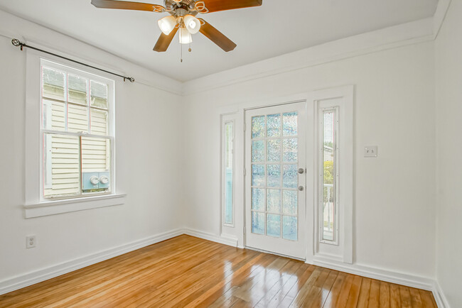 Building Photo - 1808 Desire St