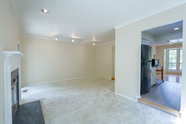 Building Photo - Spacious 2 Bedroom & Den EOG Townhome in E...