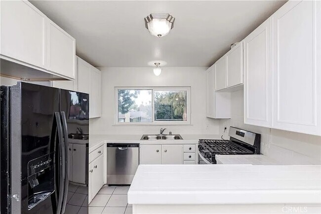 Kitchen - 737 N Chippewa Ave