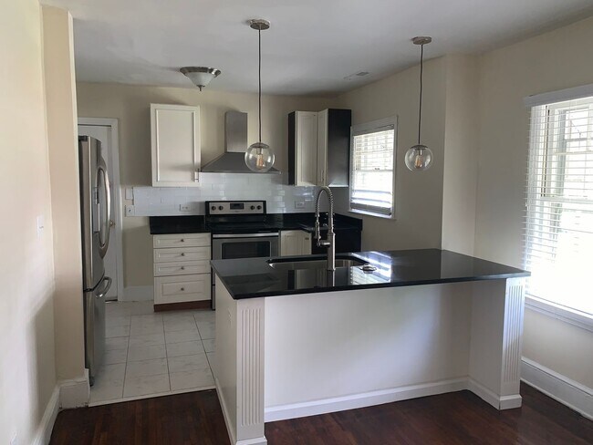 Foto del edificio - Charming and Modernized Three Bedroom Home...