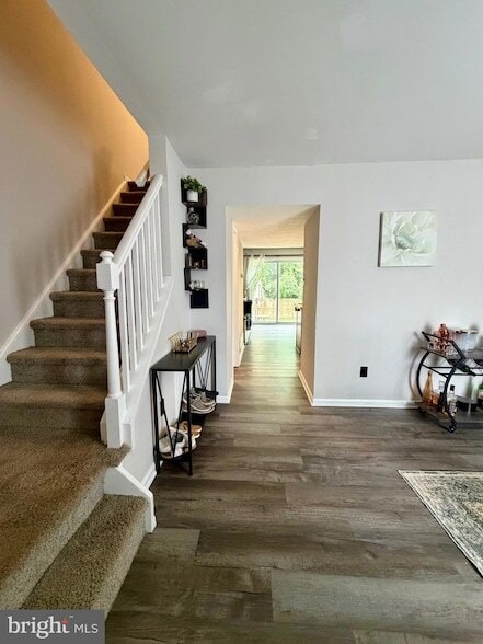 Building Photo - 415 Strathaven Ct