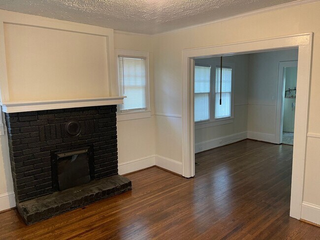 Building Photo - Adorable Two Bedroom Home in Plaza Midwood!