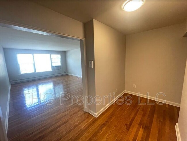 Foto del edificio - 76 Woodland Rd