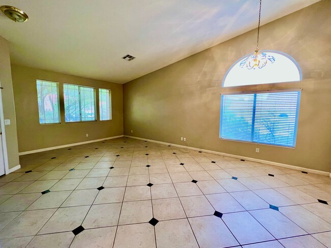 Building Photo - Single Story 3 Bedroom Home with bonus room!!