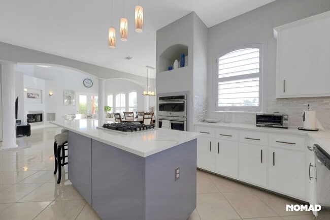 Building Photo - 1015 La Cantera