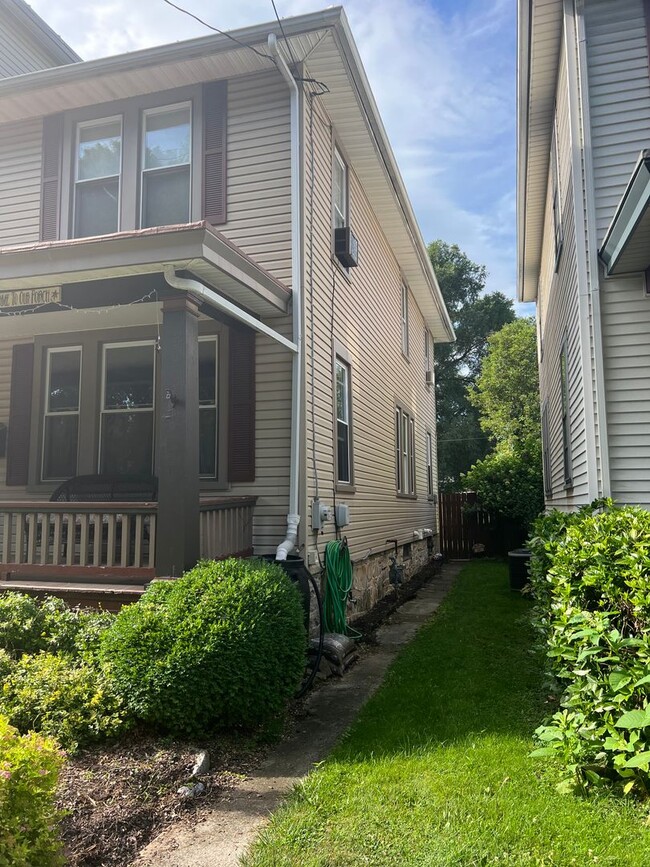 Building Photo - Historic 3 bedroom 1.5 bath home!