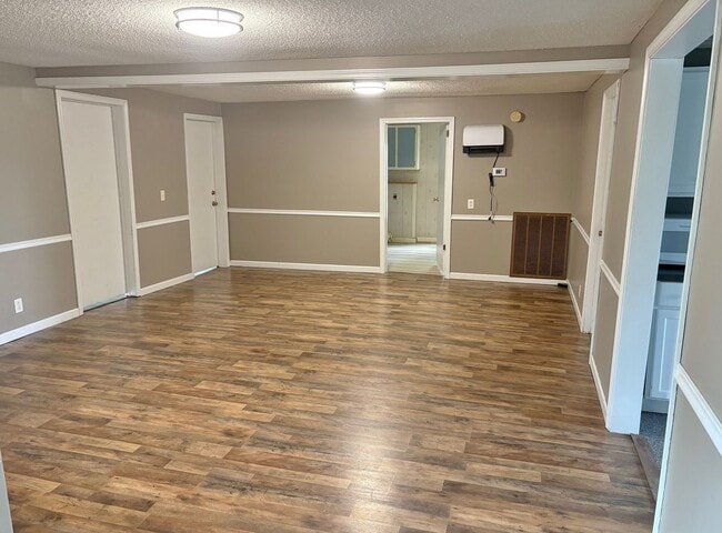 Building Photo - 3 Bedroom, 2 Bath home.