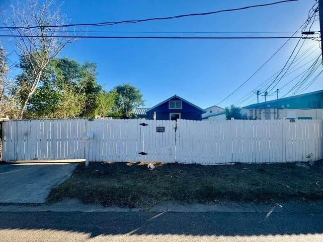 Building Photo - 915 Rosario St