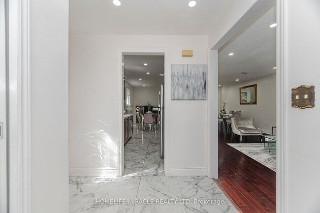 Building Photo - 765 Eaglemount Cres