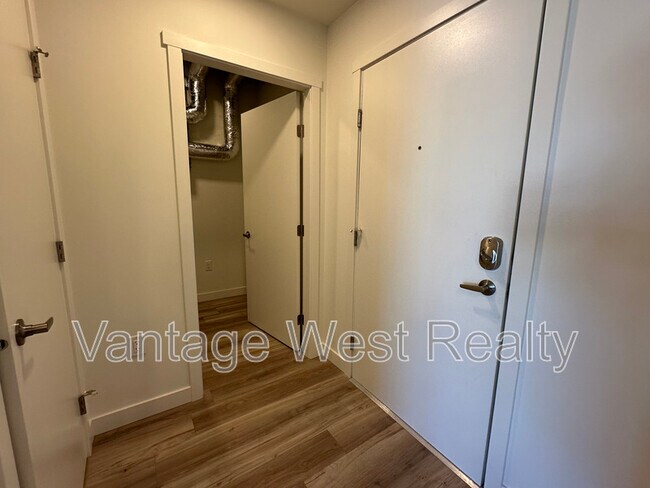 Photo du bâtiment - 315-1057 Frost Rd