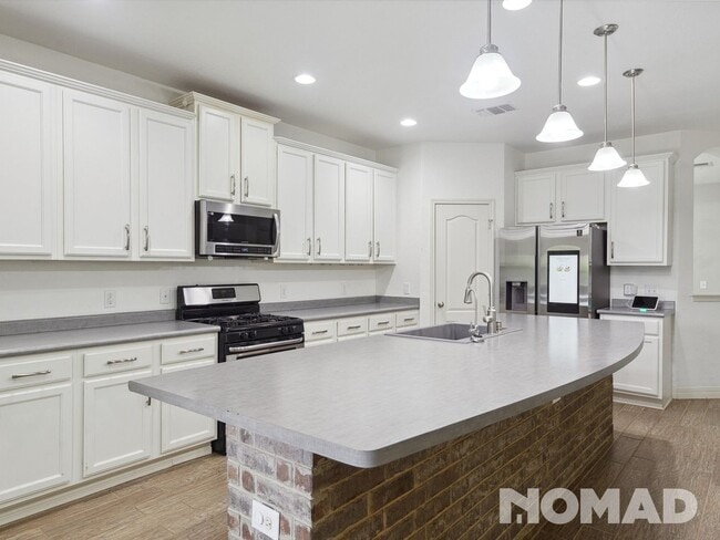 Building Photo - 4 Bedroom Single Family Home in New Braunfels