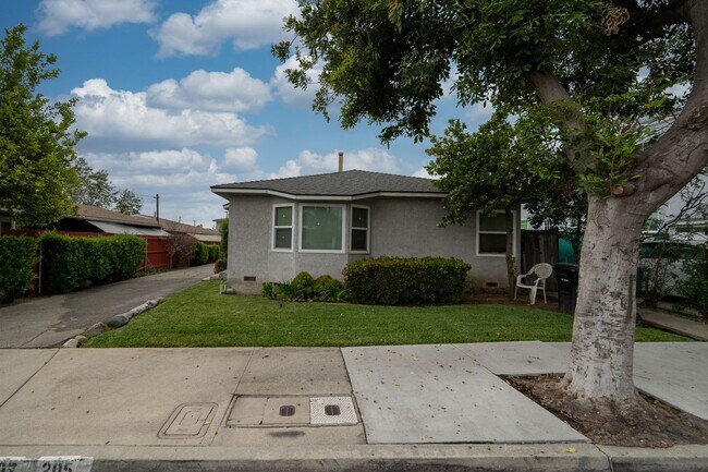 Building Photo - 207 Mayflower Ave