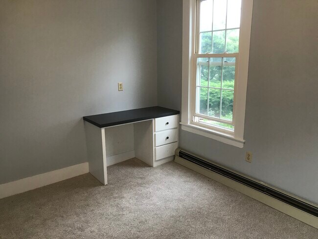 Bedroom 1 with built-in desk - 17 Mill St