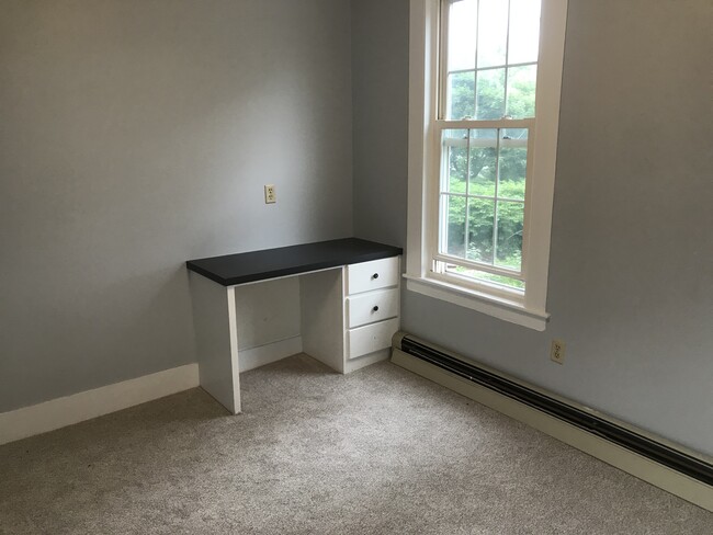Bedroom 1 with built-in desk - 17 Mill St