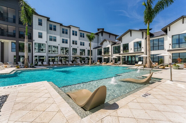 Building Photo - Row Waterside