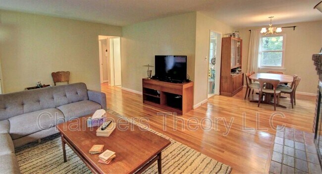 Building Photo - 2703 Dawn Dr