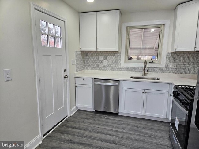 Building Photo - 5416 Radecke Ave