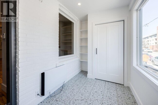 Photo du bâtiment - 24 Pape Ave