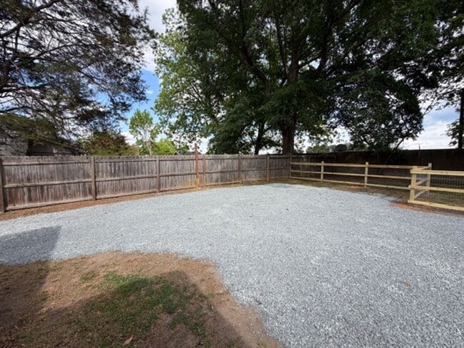 Foto del edificio - 1/2 MO/OFF SPECIAL - 3 bed/2 bath Fenced yard