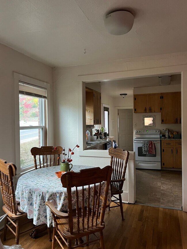 Building Photo - University Hills Bungalow, Preleasing AUG....
