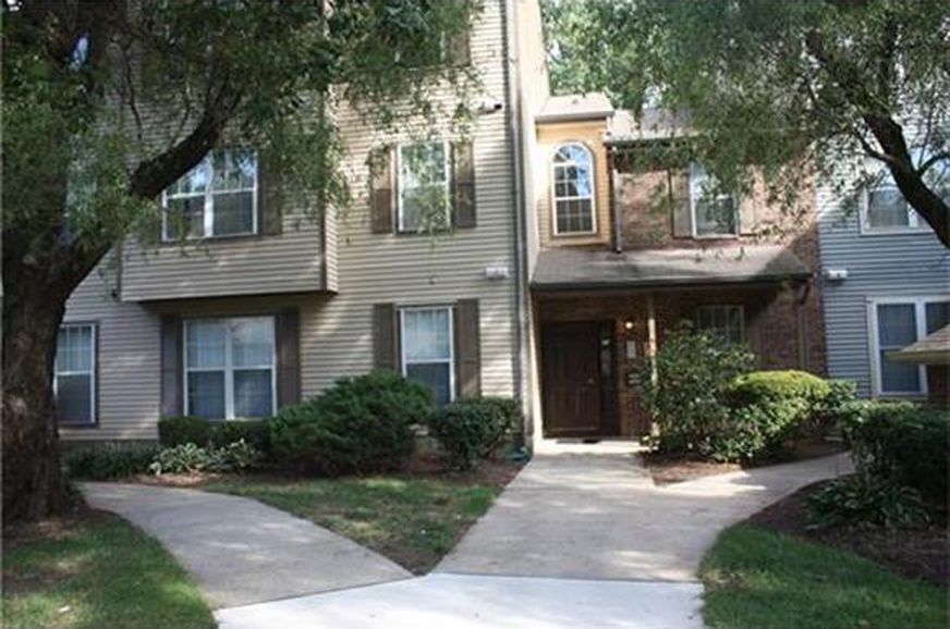 The building entry door - 6063 Cedar Ct