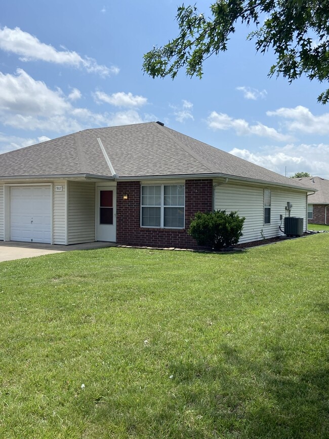 Building Photo - 907 NW Willow Dr