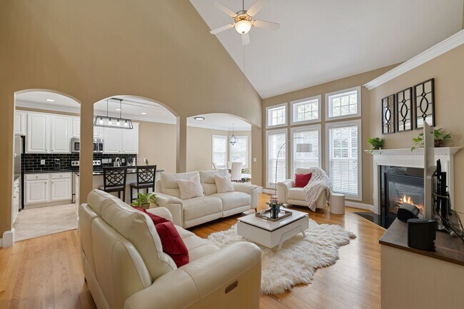 Foto del edificio - Beautiful Home with Fenced Yard & Prime Lo...
