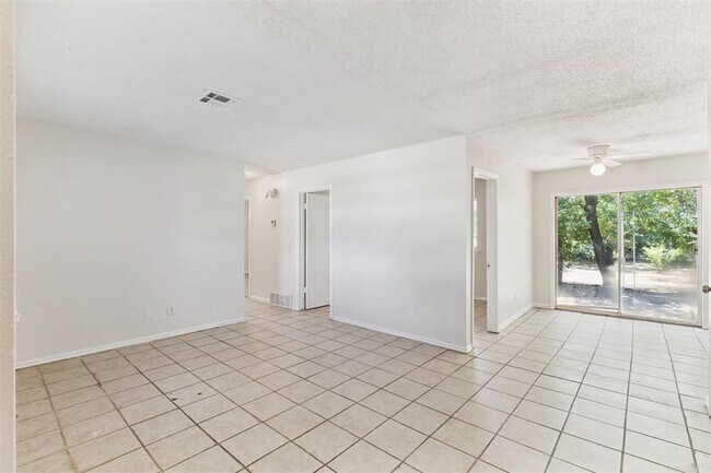 Foto del edificio - 3320 Hampton Rd