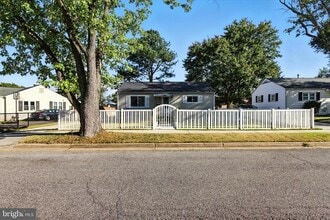 Building Photo - 1002 Marton St