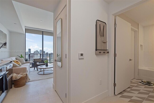 Foto del edificio - 601 NE 1st Ave