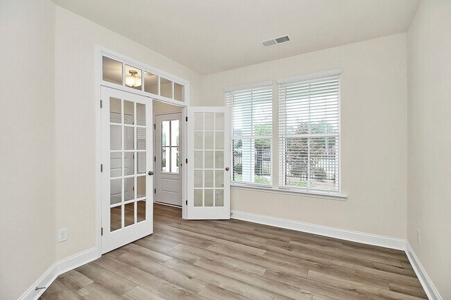 Building Photo - Luxurious 3-bedroom townhome in South Char...