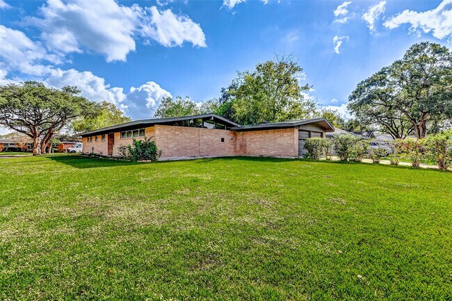 Foto del edificio - 5519 Burlinghall Dr