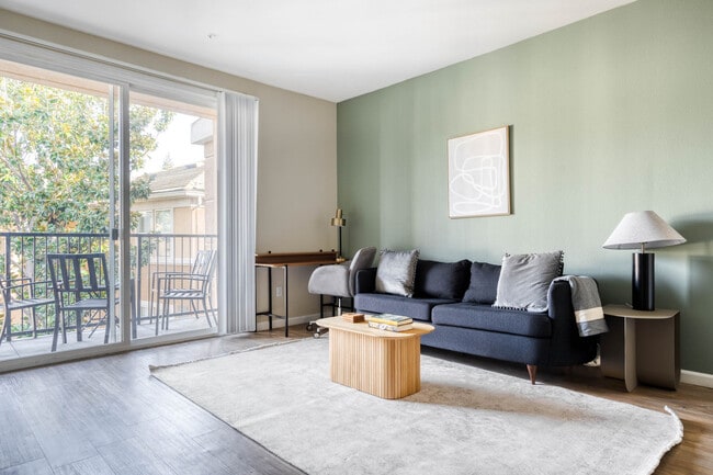 Building Photo - 121 Roble Rd