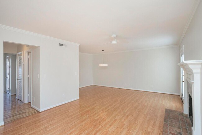 Foto del edificio - Beautiful 3 Bed Brentwood Townhome!