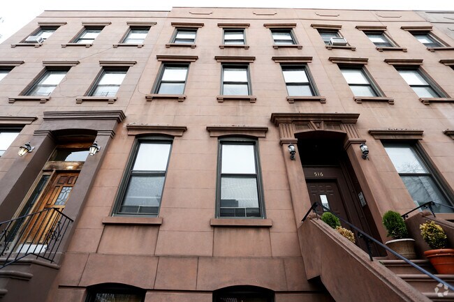 Building Photo - 516 Henry St