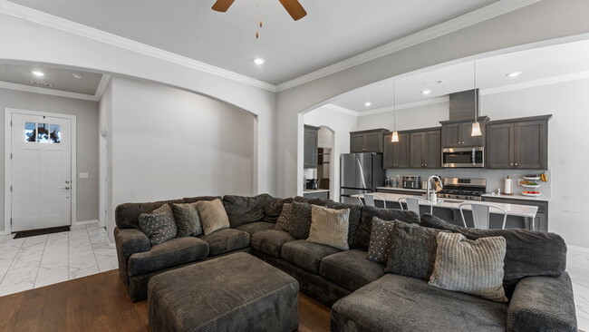 Foto del edificio - Spacious 4-Bedroom Gem