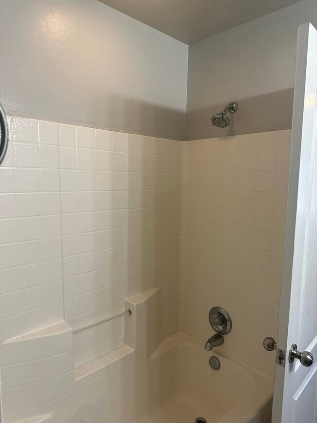 Foto del edificio - 3 bedroom, 2 bathroom, 2 car garage