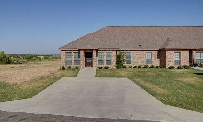 Foto del edificio - Beautiful 4/2 + Private Fenced Yard + Addi...