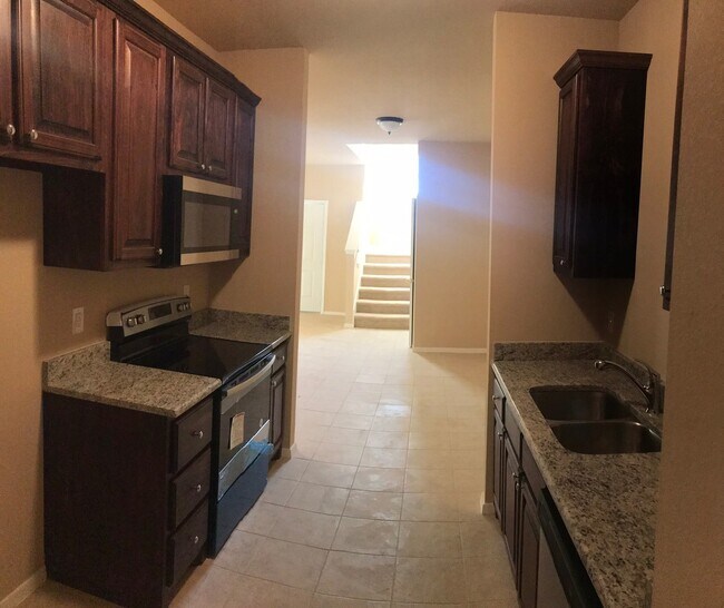 Foto del edificio - 4 Bed, 2.5 Bath Duplex