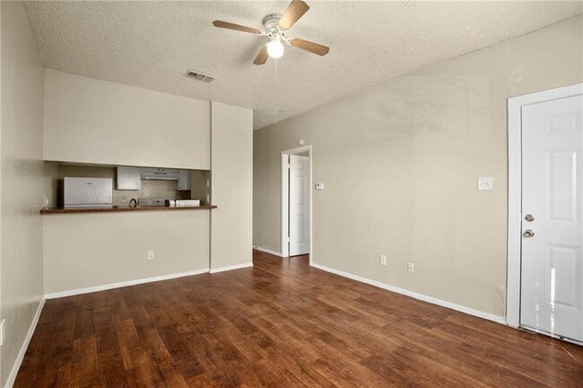 Building Photo - 3400 Lynridge Dr