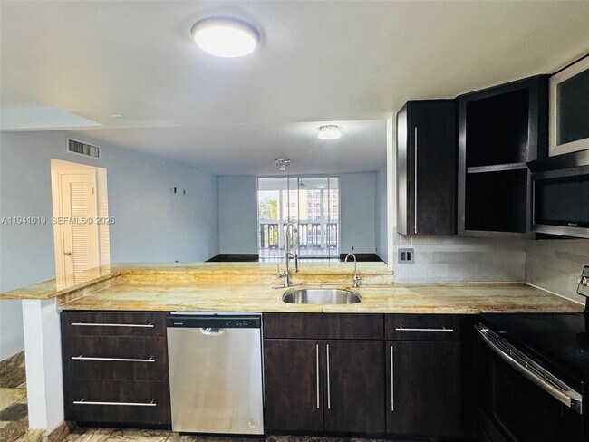 Building Photo - 900 NE 12th Ave