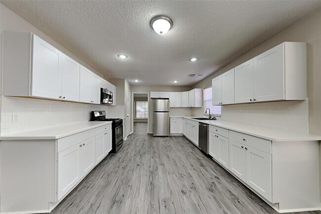 Building Photo - 3911 Fernwood Dr
