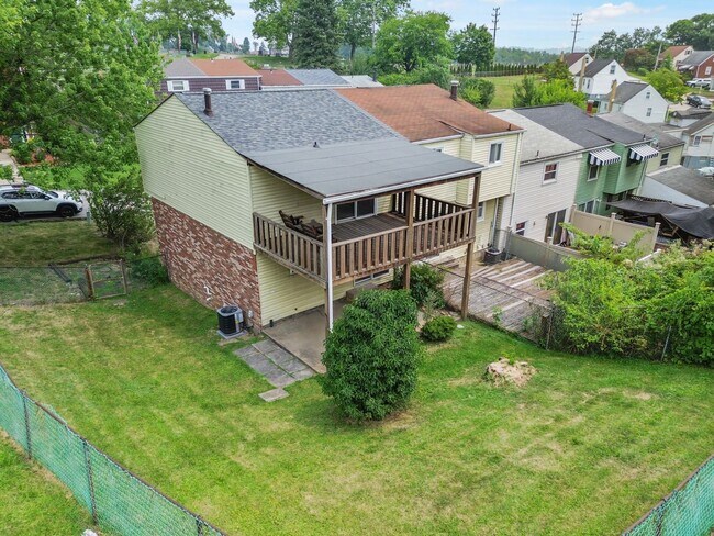 Building Photo - AVAILABLE NOW!! Fully RENOVATED 2 bedroom TOWNHOME in WEST MIFFLIN!