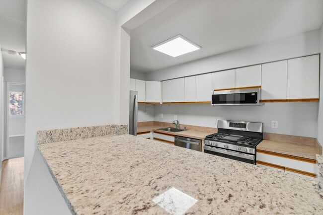 Building Photo - Fairwinds. Renovated and Updated. Spacious 2 bed 2 bath ground level condo in Annapolis!